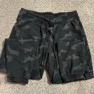 90 Degrees Twill Jogger Pants, Black Olive Camo Women’s Size Medium